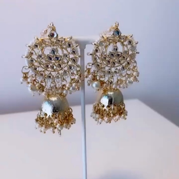 Gold Metallic earrings - Picture 1 of 2